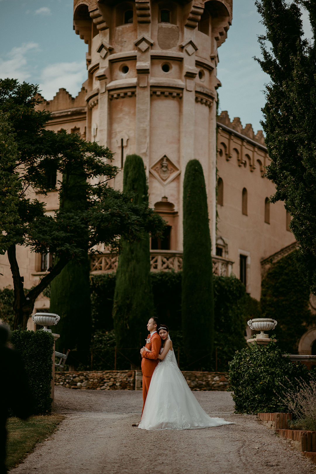 beautiful-barcelona-castle-wedding-photo