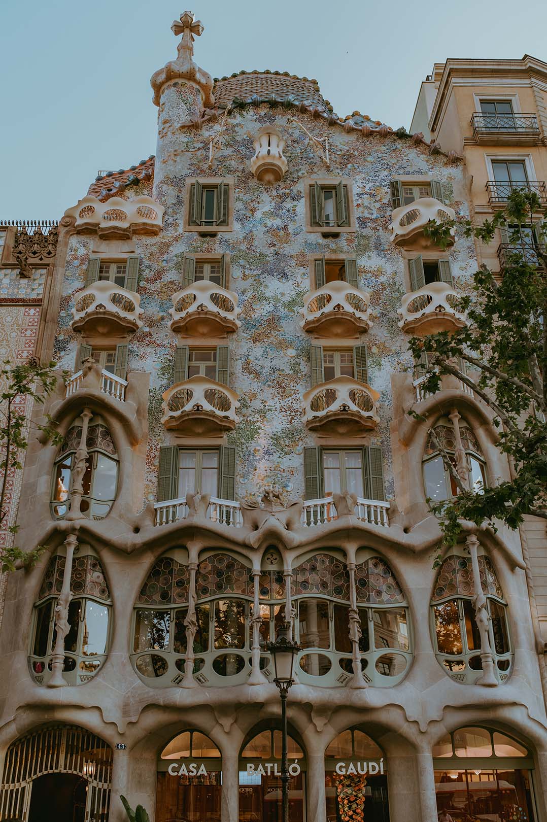 front-view-of-barcelona-wedding-venue-casa-batlló