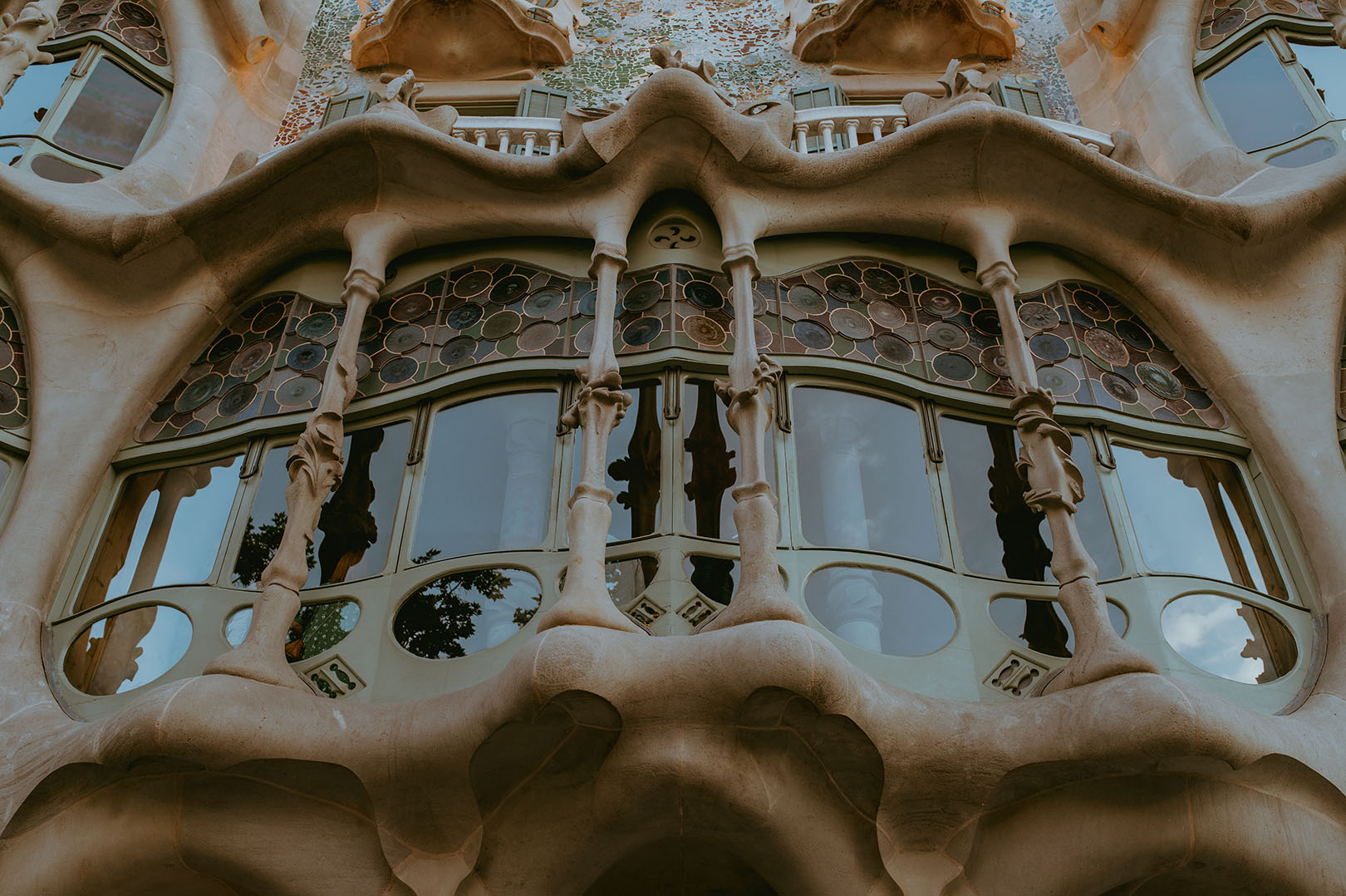 beautiful-window-architecture-of-casa-battló