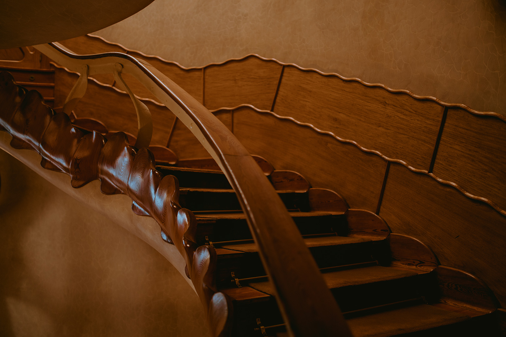 beautiful-carved-staircase-inside-of-casa-battló