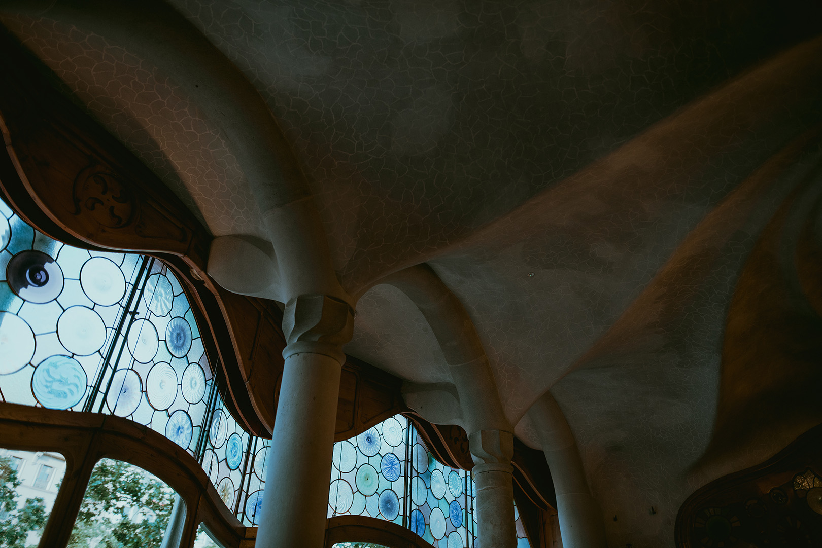 casa-batlló-unique-architecture-design-of-interior-ceiling