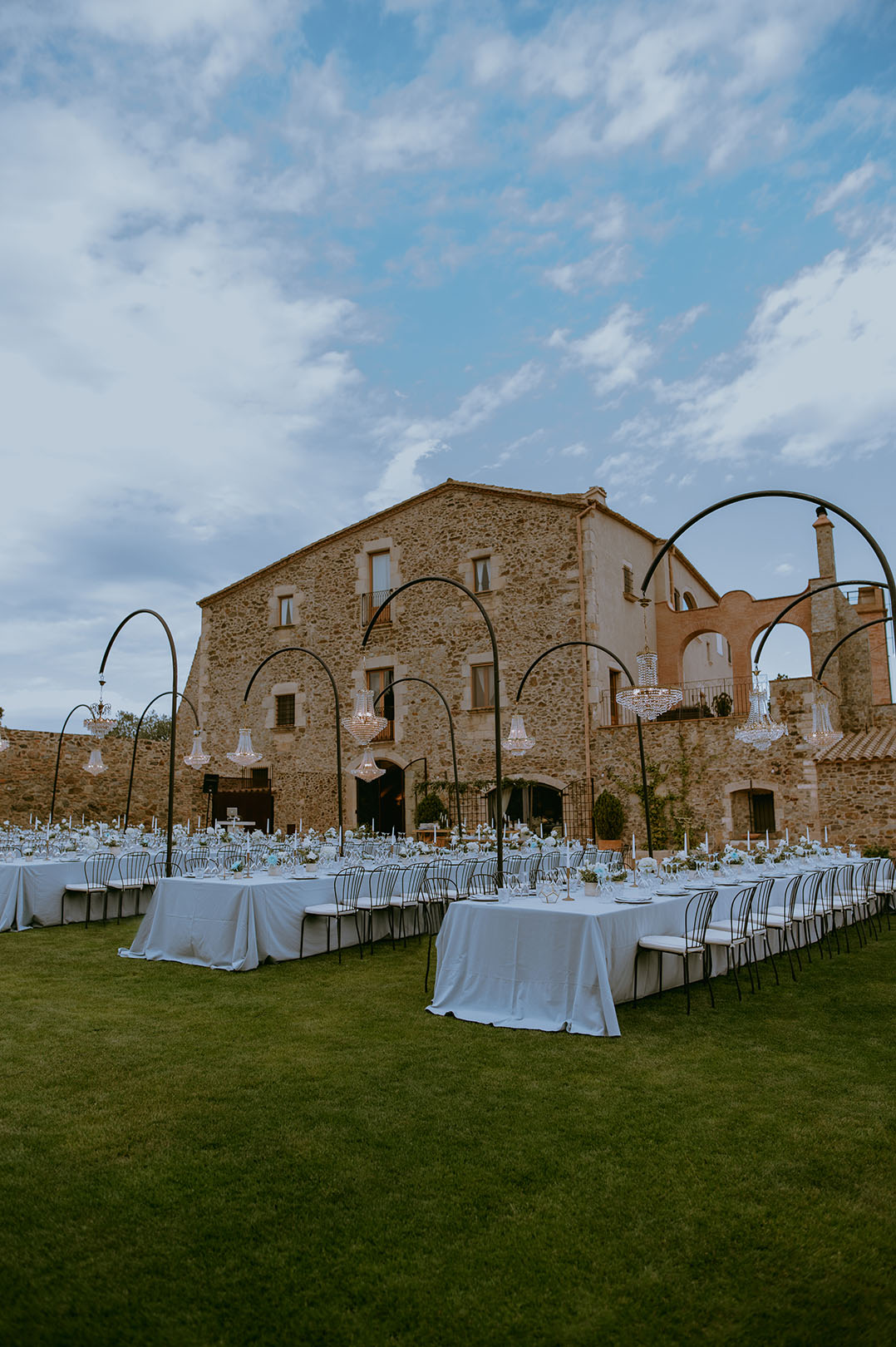 beautiful-wedding-reception-setup-at-mas-toroella
