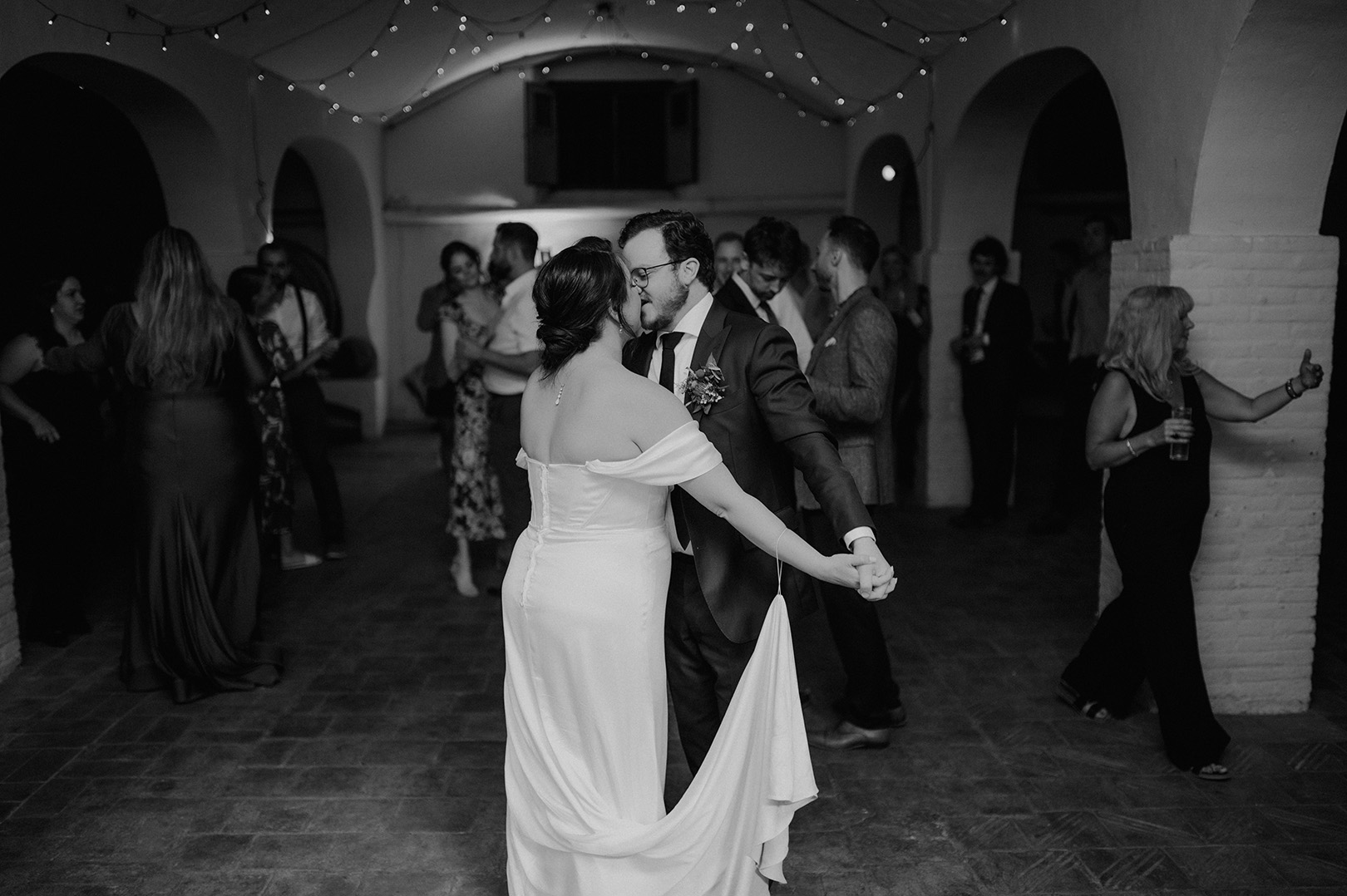 first-dance-at-villa-catalina-by-barcelona-wedding-photographer-dallas-kolotylo-photography