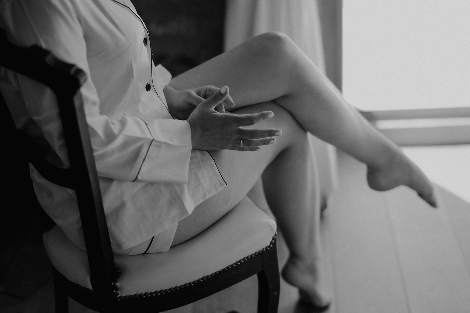 black-and-white-photo-of-bride-before-her-wedding