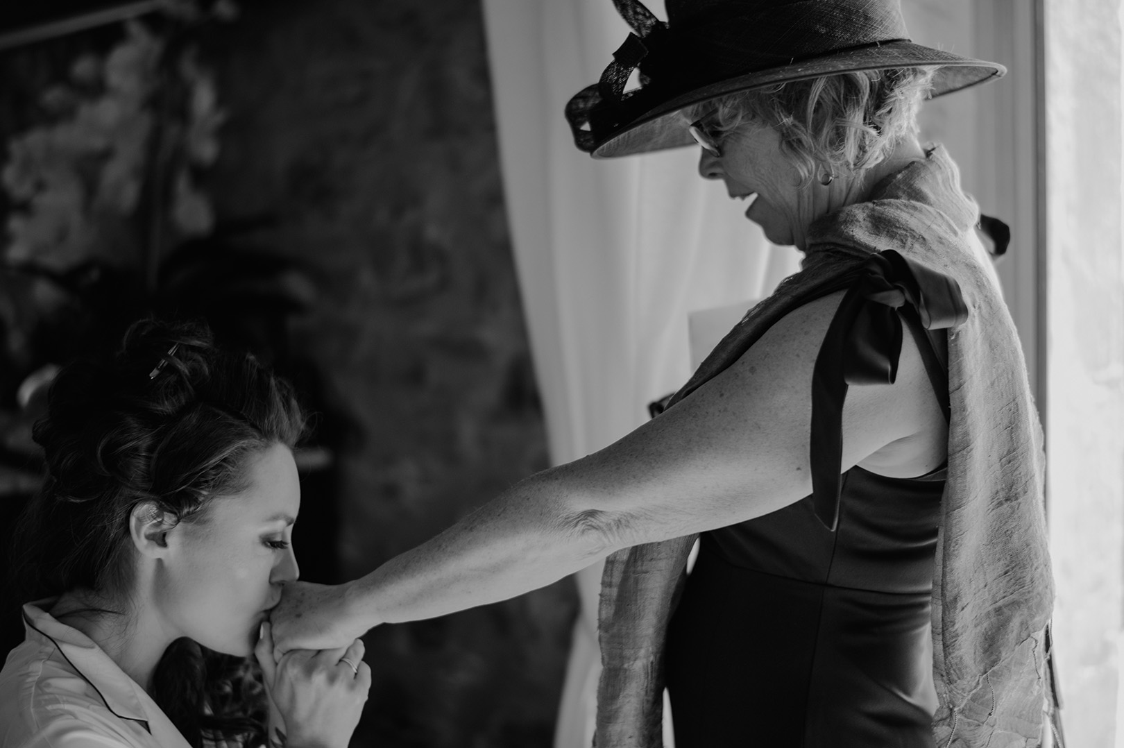 beautiful-moment-with-bride-and-her-mother-before-wedding-ceremony-at-mas-torroella