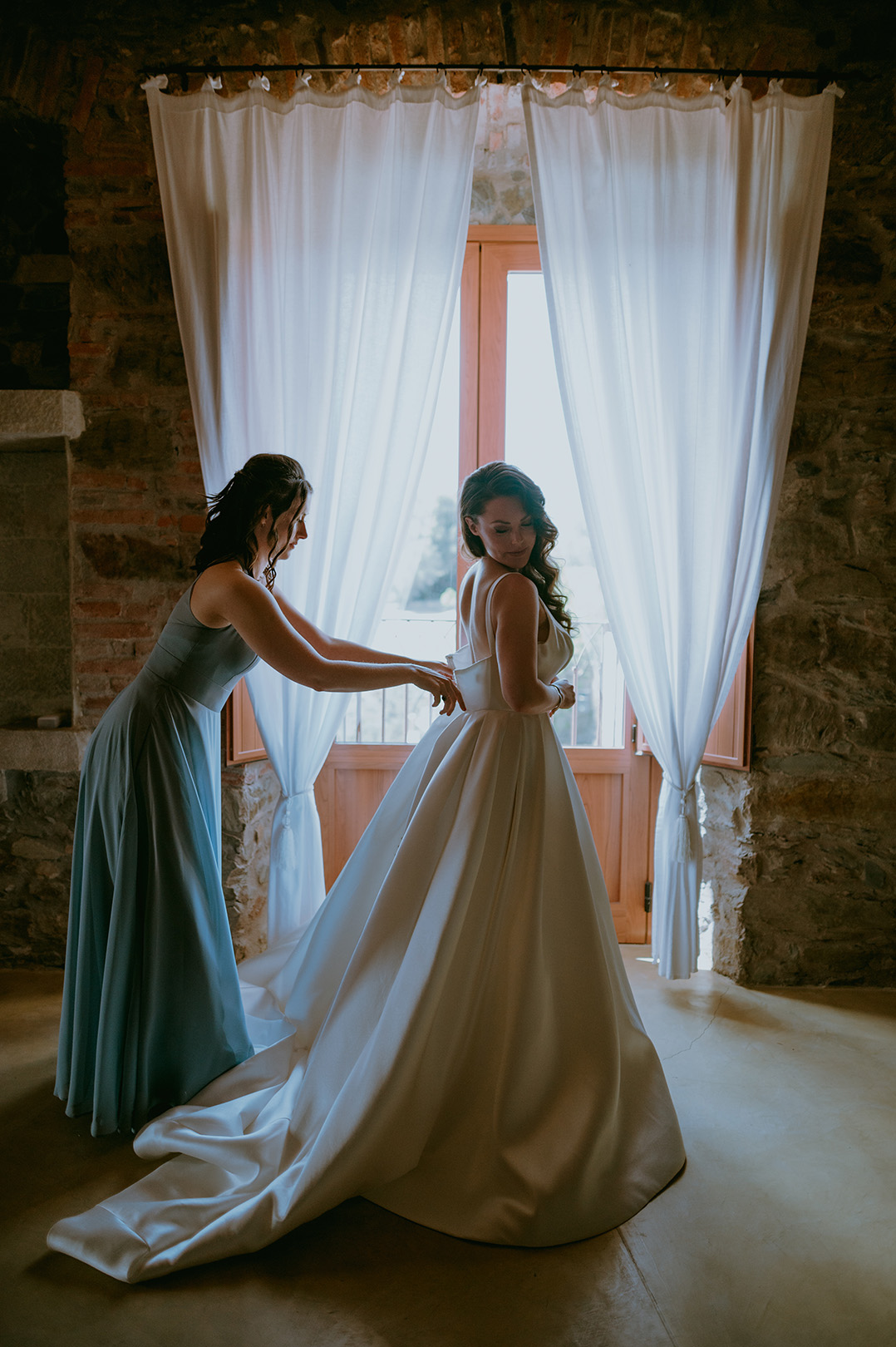 bride-getting-dressed-at-mas-torroella