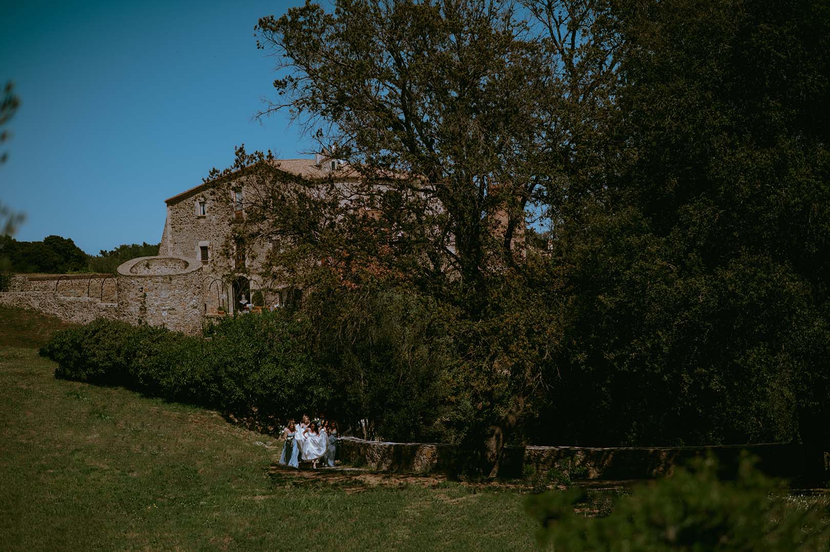 bride-and-bridesmaids-walking-to-wedding-ceremony-at-mas-torroella