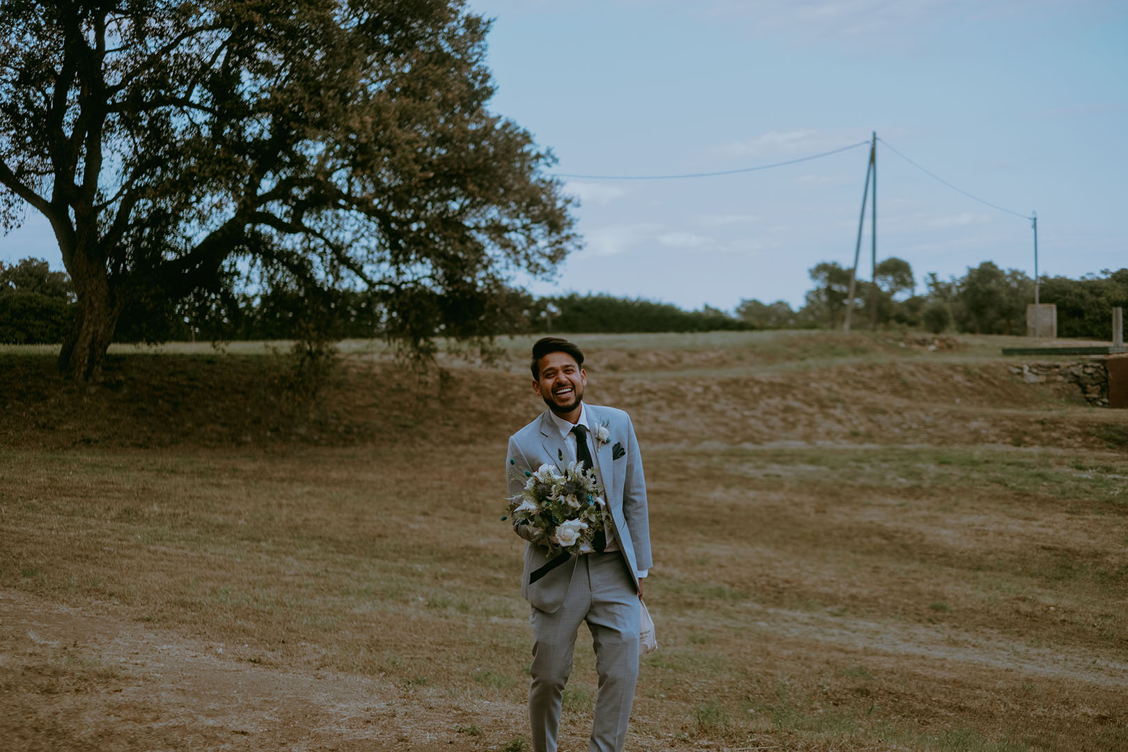 bridesman-having-fun-at-mas-torroella-wedding