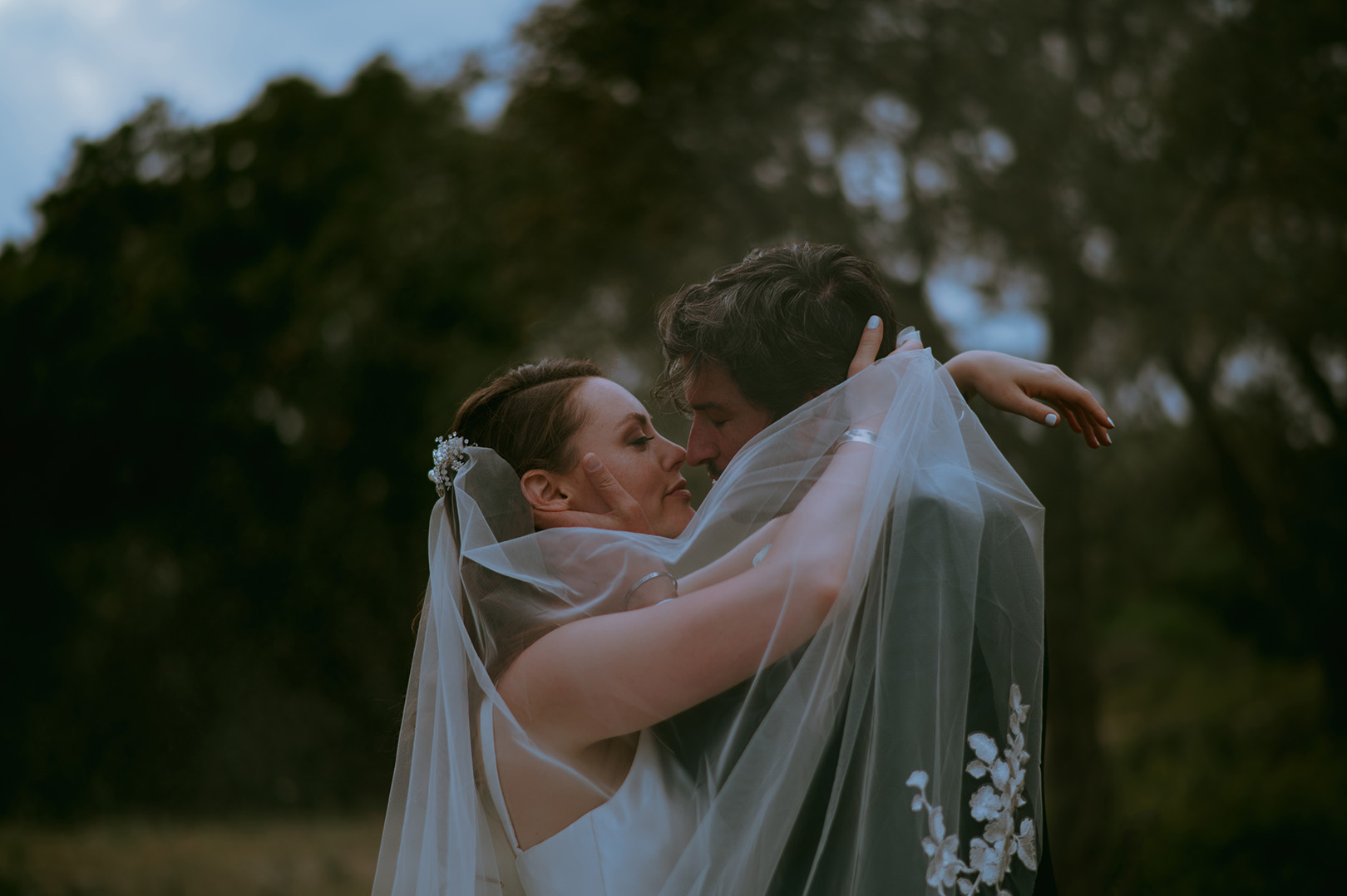 bride-and-groom-kiss-at-mas-torroella