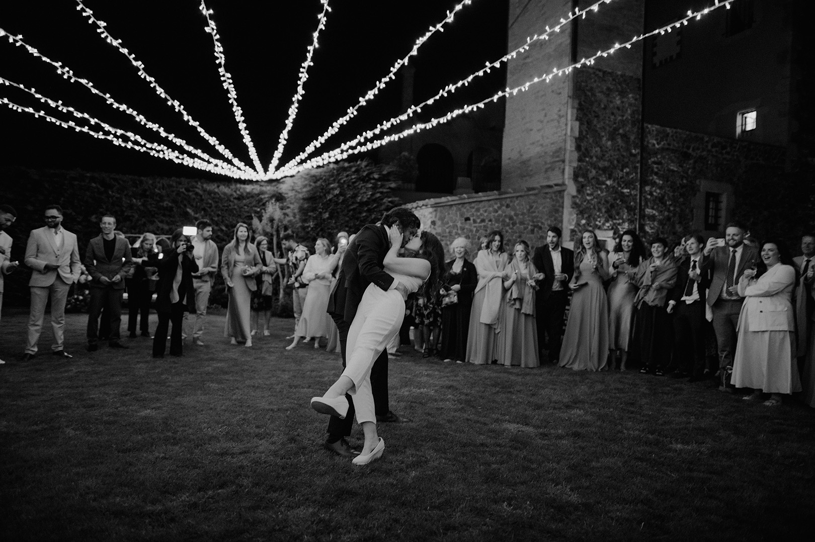 black-and-white-photo-of-first-dance-at-mas-torroella-wedding